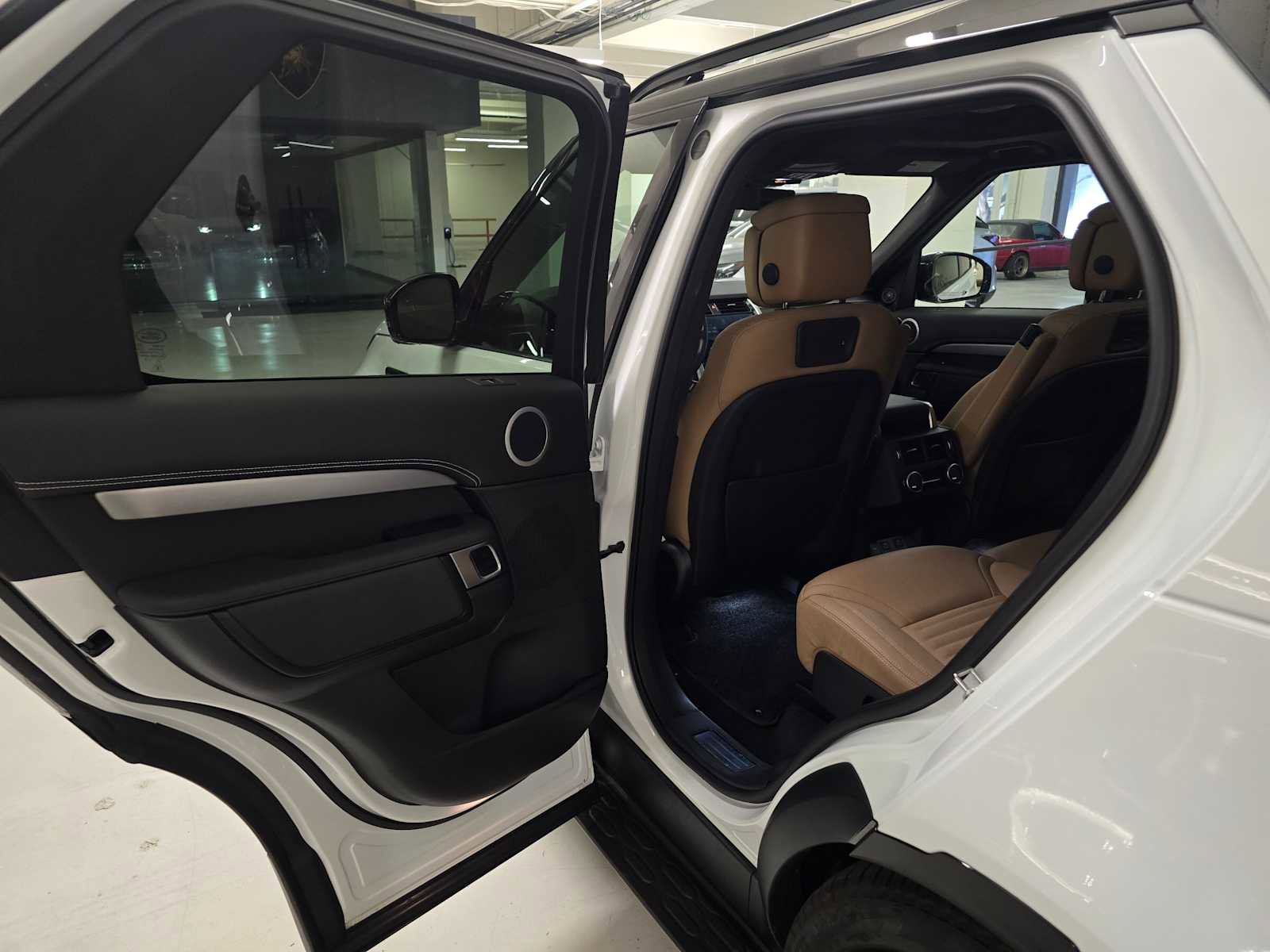 Used 2025 Land Rover Discovery Dynamic SE image 17