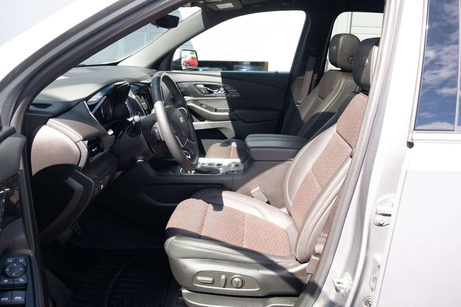Used 2023 Chevrolet Traverse High Country AWD/4WD image 11
