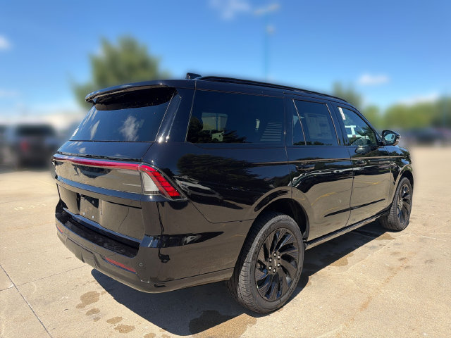 New 2026 Lincoln Navigator Reserve w/ Jet Appearance Package AWD/4WD image 6