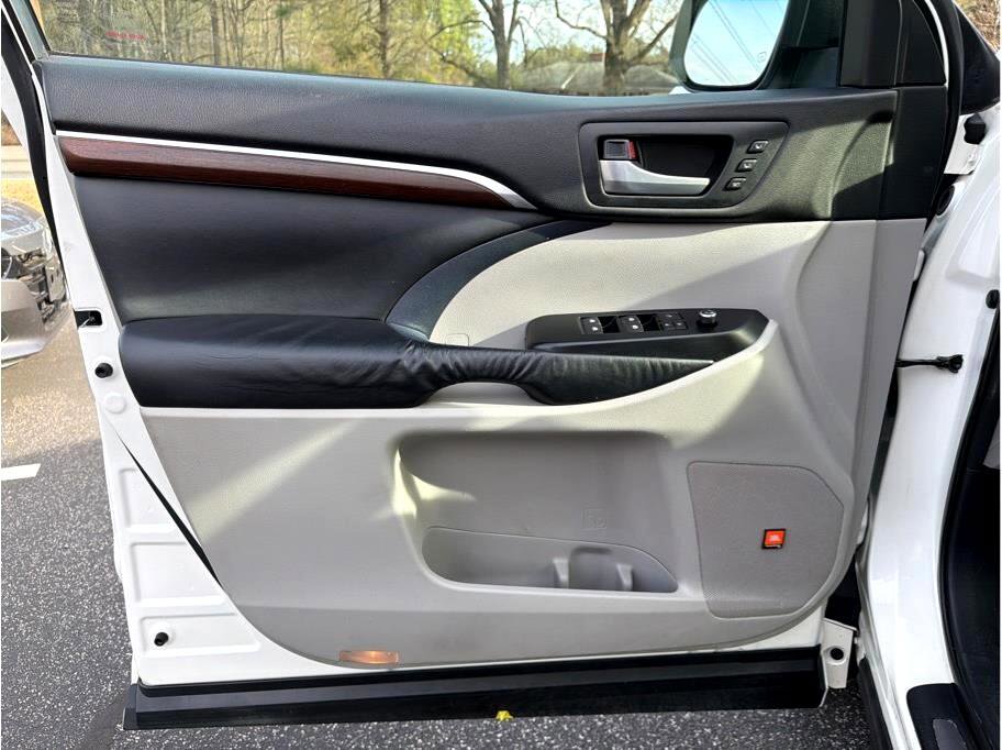 Used 2014 Toyota Highlander Limited image 8