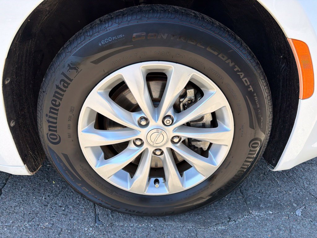 Used 2017 Chrysler Pacifica Touring-L FWD image 9