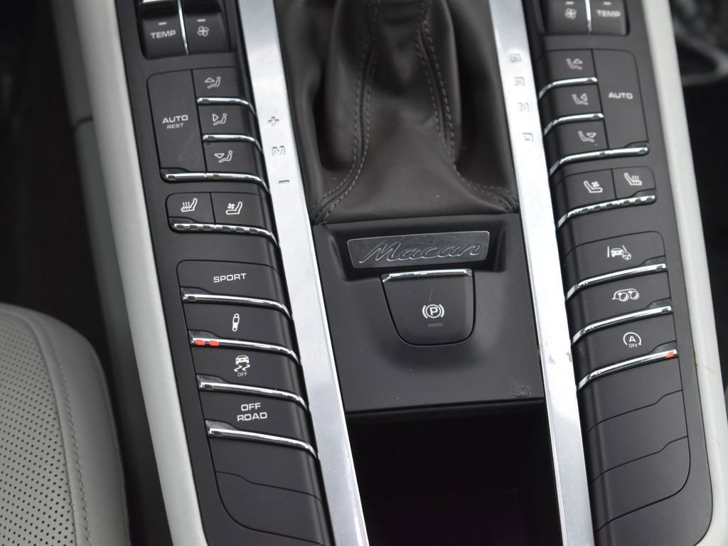 Used 2020 Porsche Macan Turbo image 25