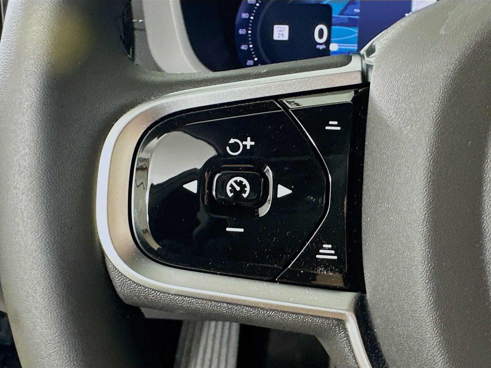 New 2026 Volvo XC60 B5 Ultra w/ Protection Package Premier AWD/4WD image 18