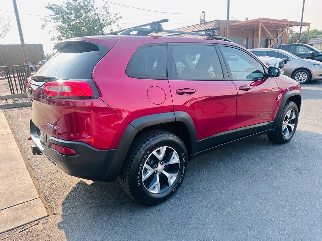 Used 2017 Jeep Cherokee Trailhawk AWD/4WD image 7