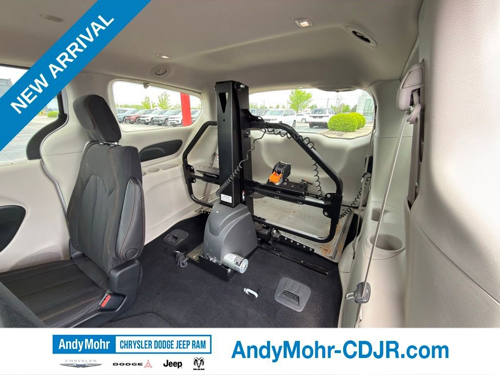 Used 2018 Chrysler Pacifica Touring Plus FWD image 31