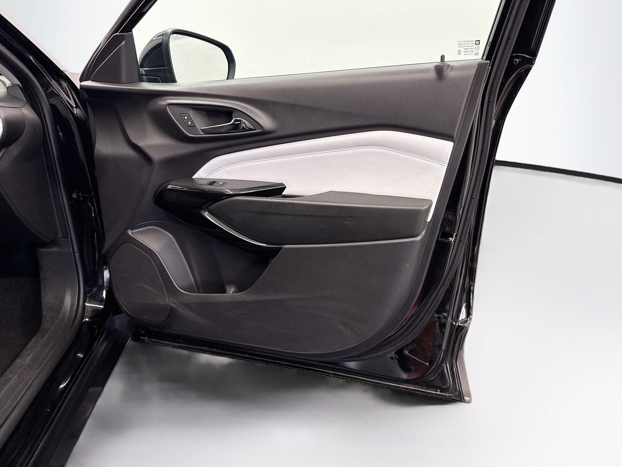 Used 2025 Chevrolet Trax LT FWD image 30