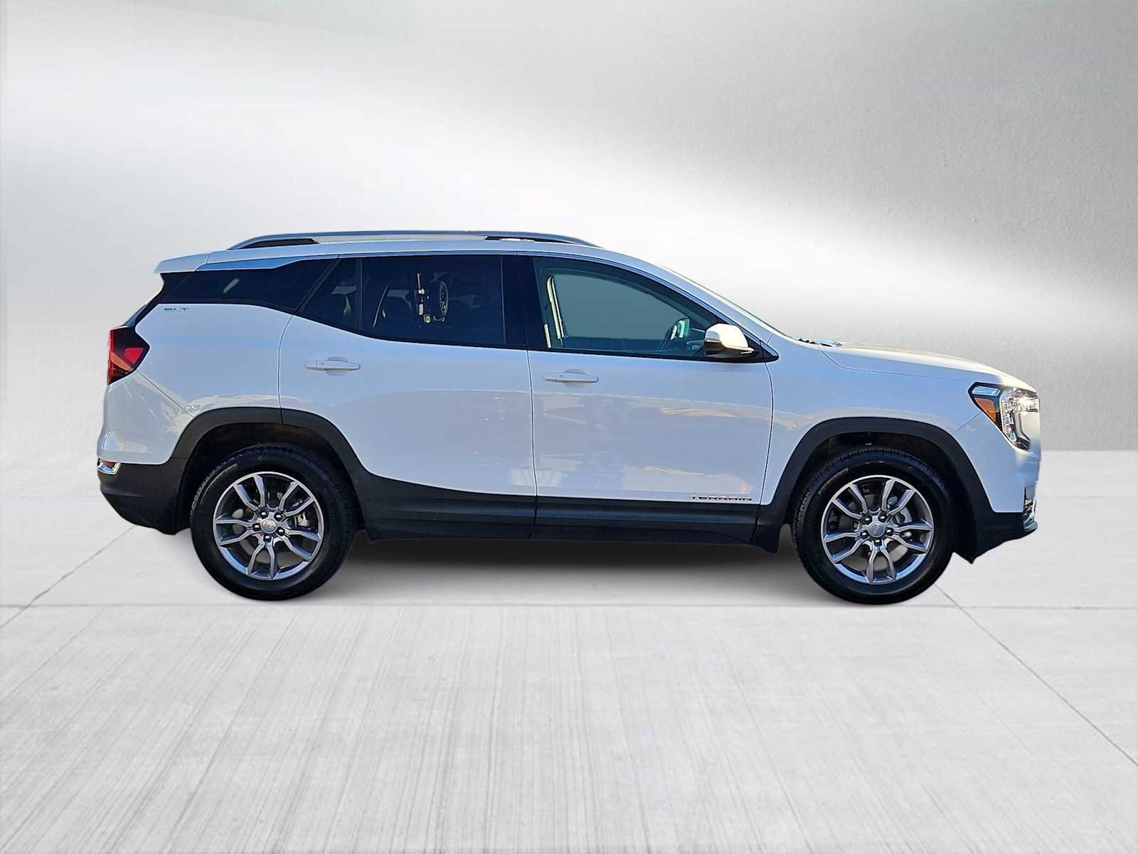 Used 2024 GMC Terrain SLT image 9