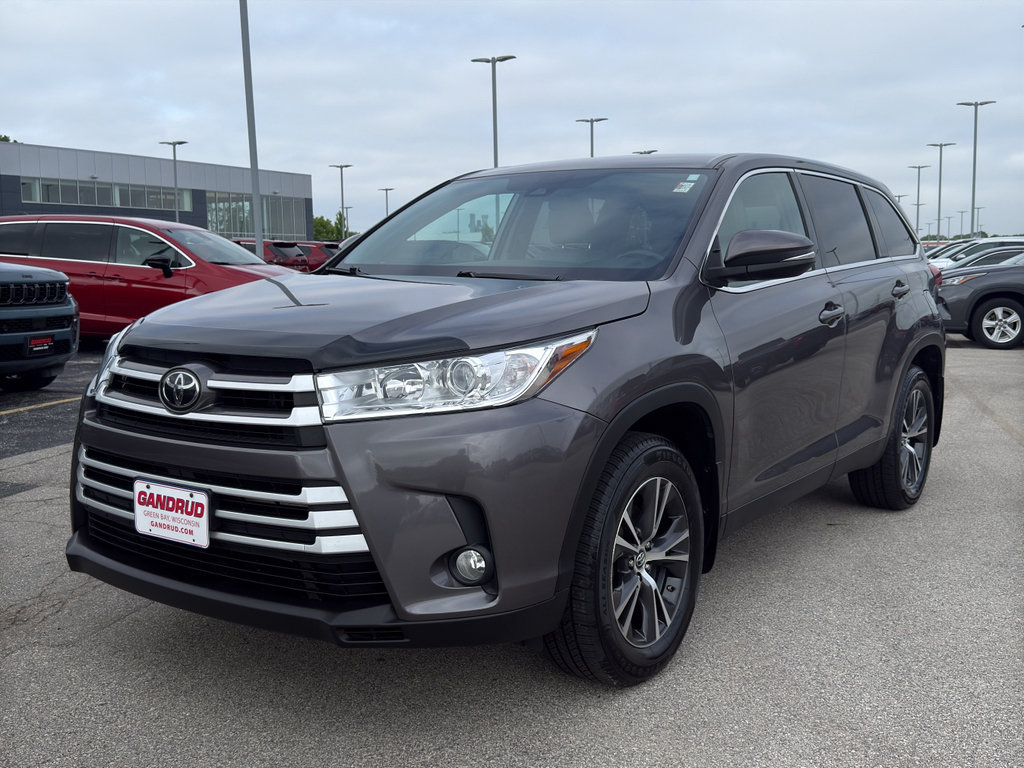 Used 2019 Toyota Highlander Plus AWD/4WD image 2