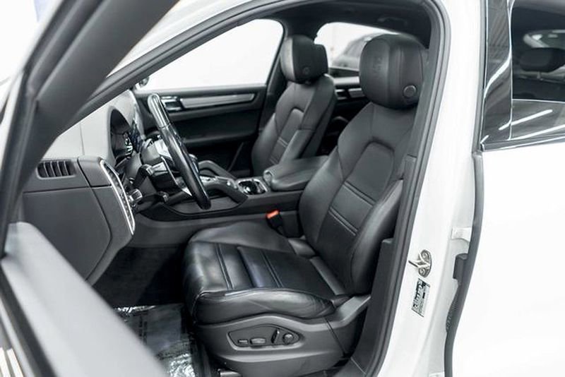 Used 2023 Porsche Cayenne Platinum Edition image 9