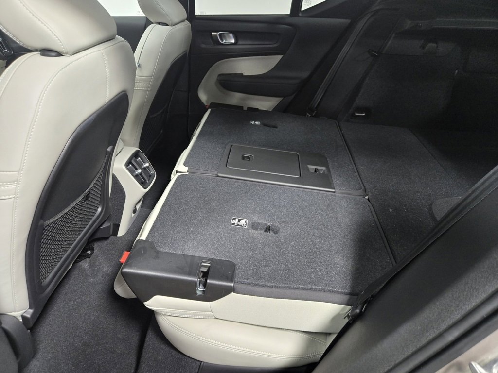 Used 2024 Volvo XC40 B5 Plus image 38