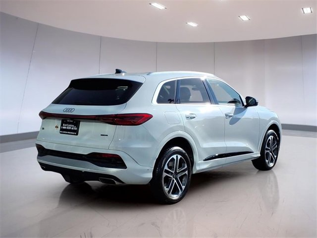 Used 2025 Audi Q5 2.0T Premium w/ Convenience Package image 2