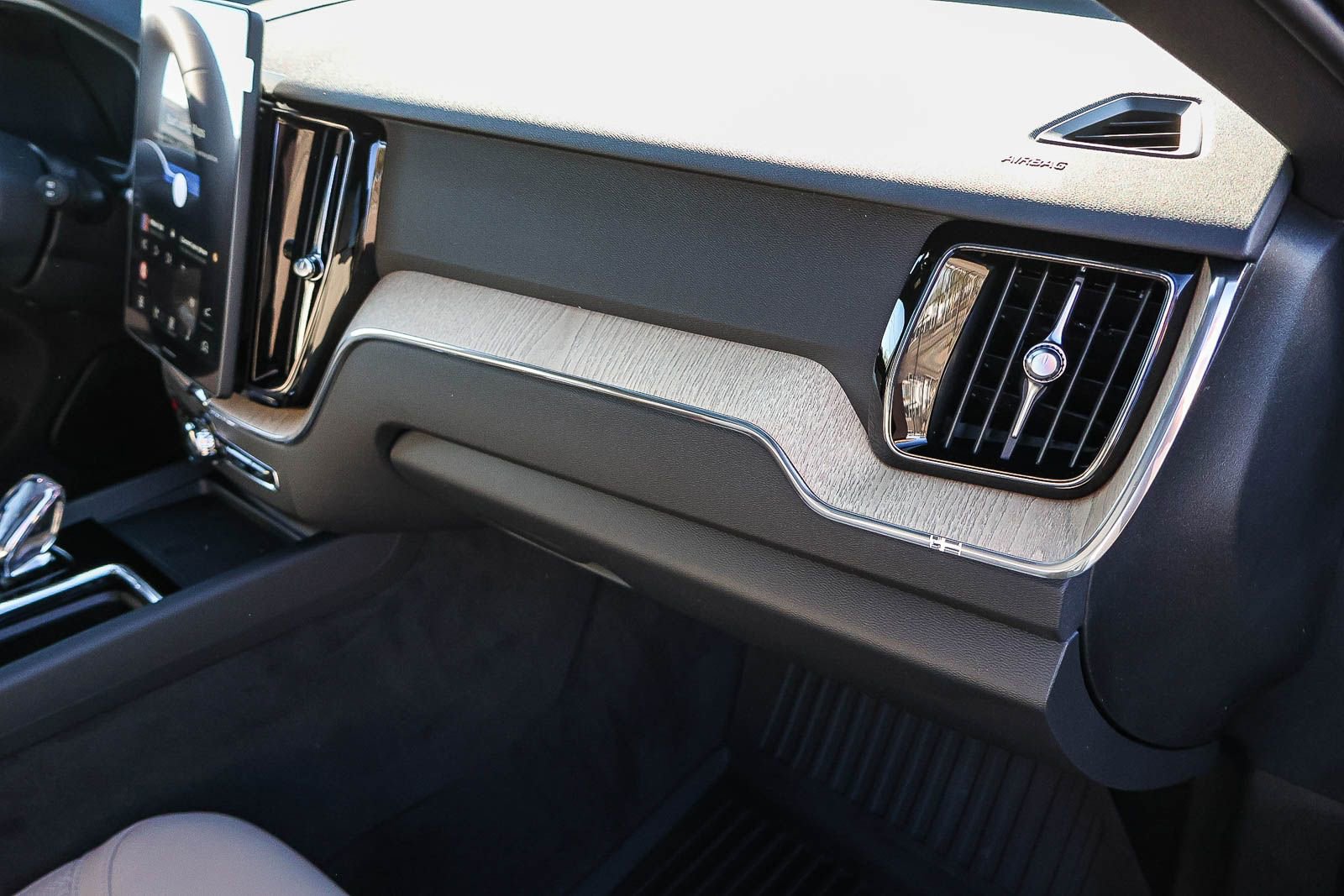 New 2026 Volvo XC60 T8 Plus w/ Climate Package image 18