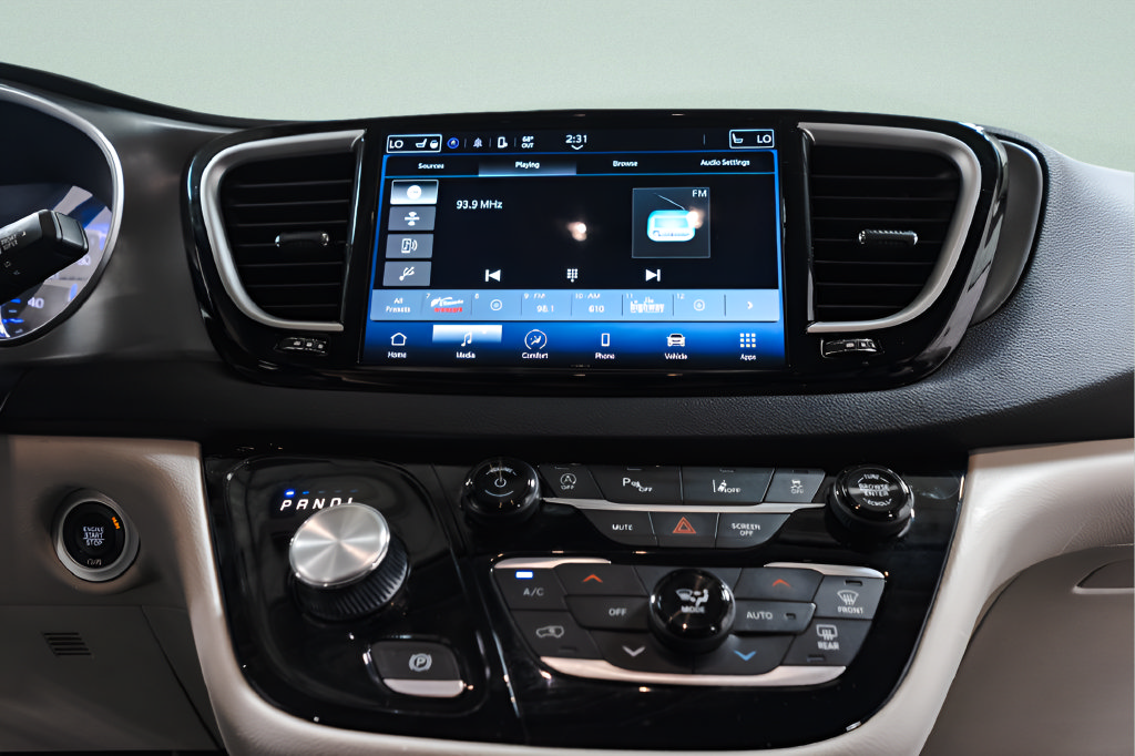 Used 2024 Chrysler Pacifica Touring-L FWD image 13