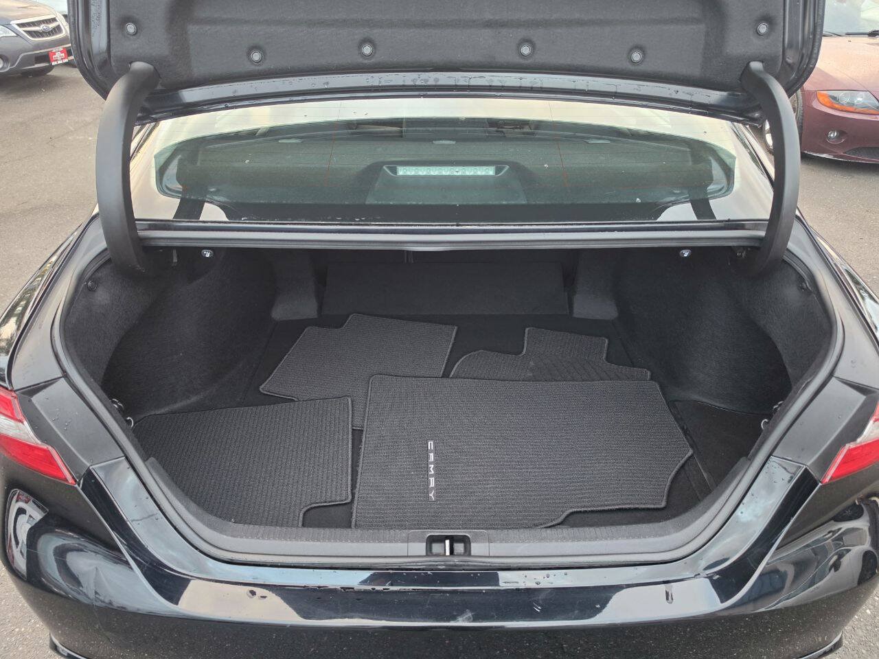 Used 2018 Toyota Camry SE FWD image 12