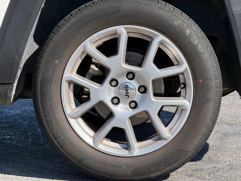 Used 2023 Jeep Renegade Latitude AWD/4WD image 3