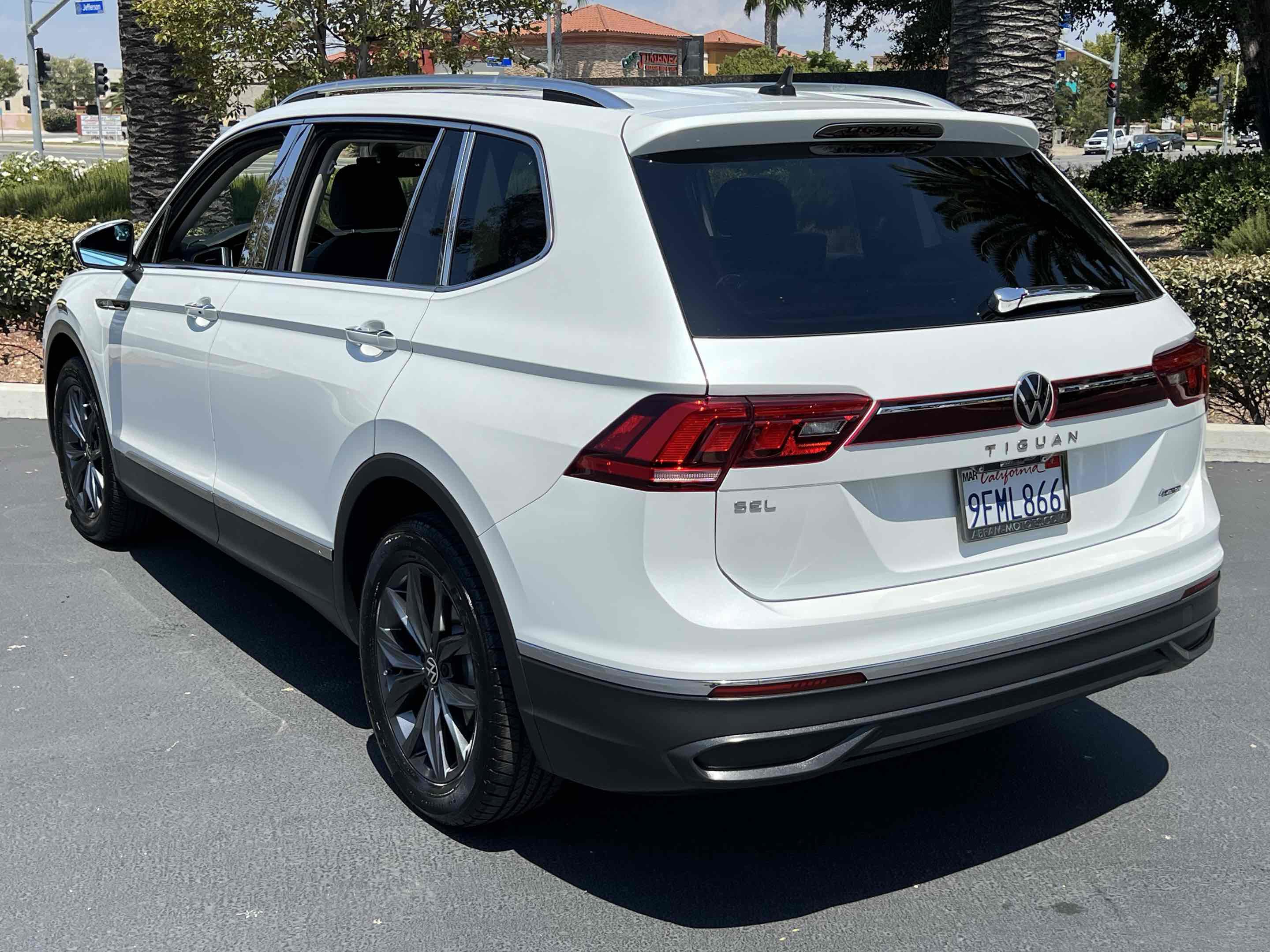 Used 2023 Volkswagen Tiguan SE w/ Panoramic Sunroof Package image 2