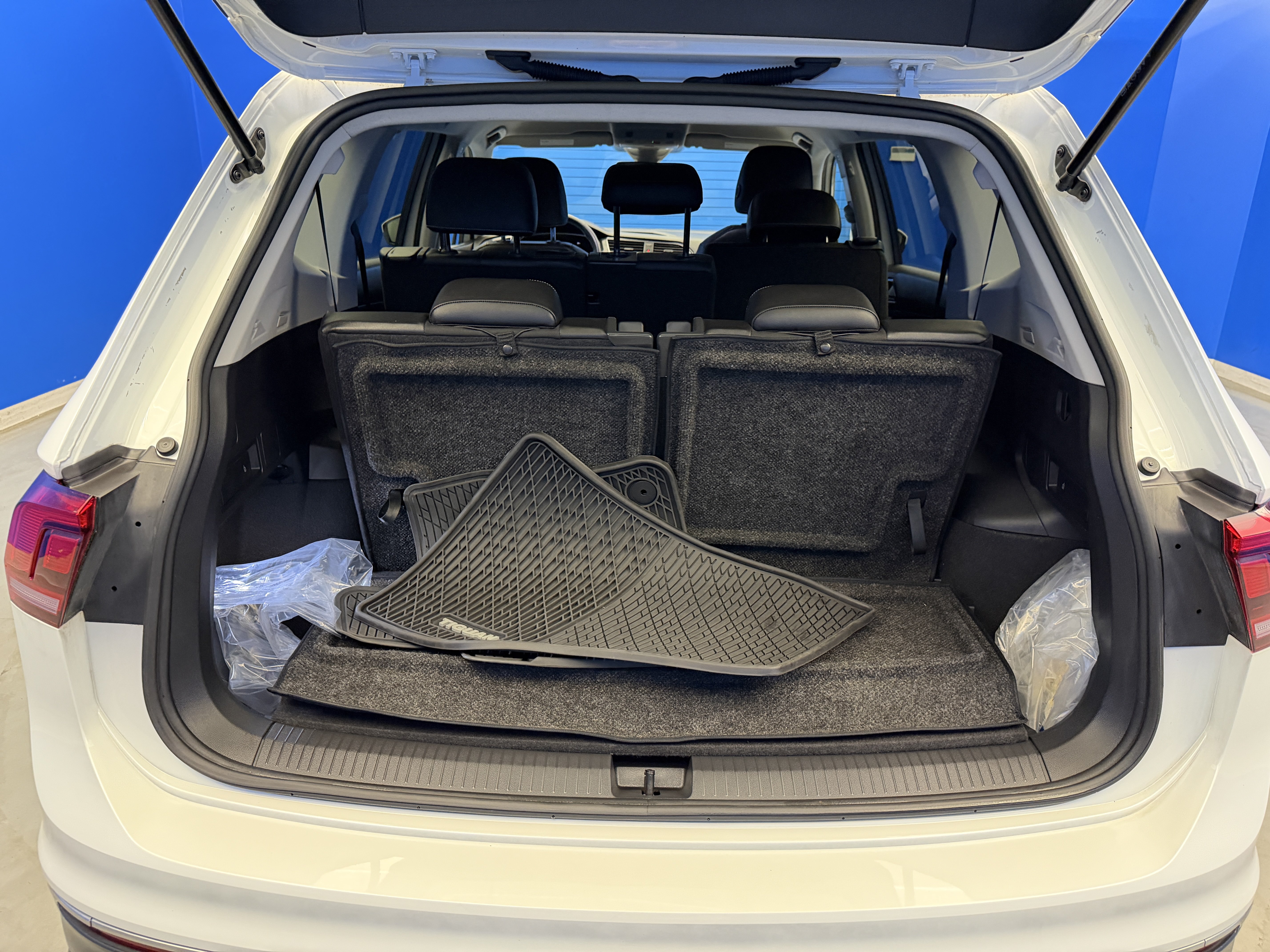 Certified 2023 Volkswagen Tiguan SE FWD image 27