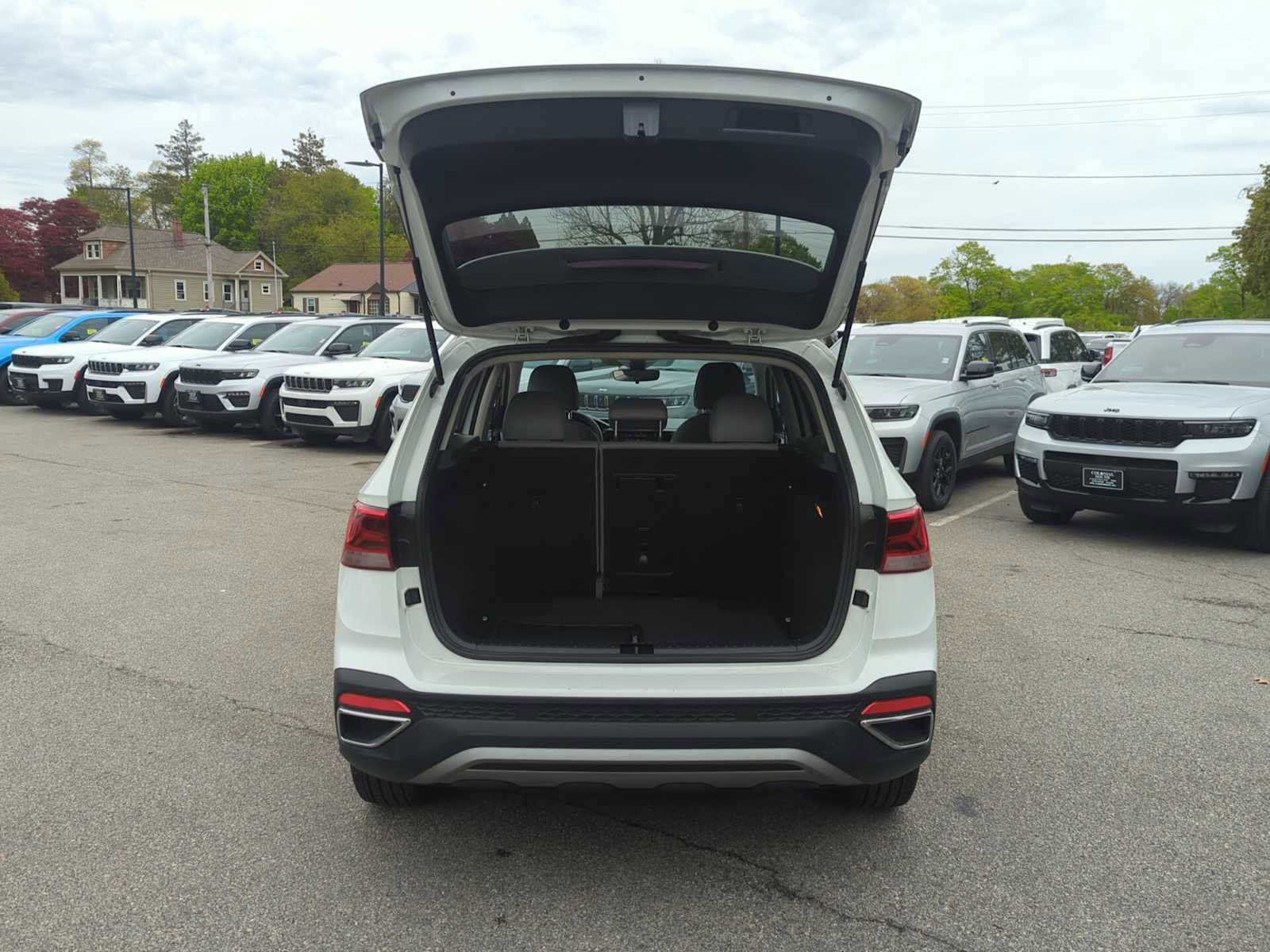 Used 2023 Volkswagen Taos SE w/ Panoramic Sunroof Package FWD image 33