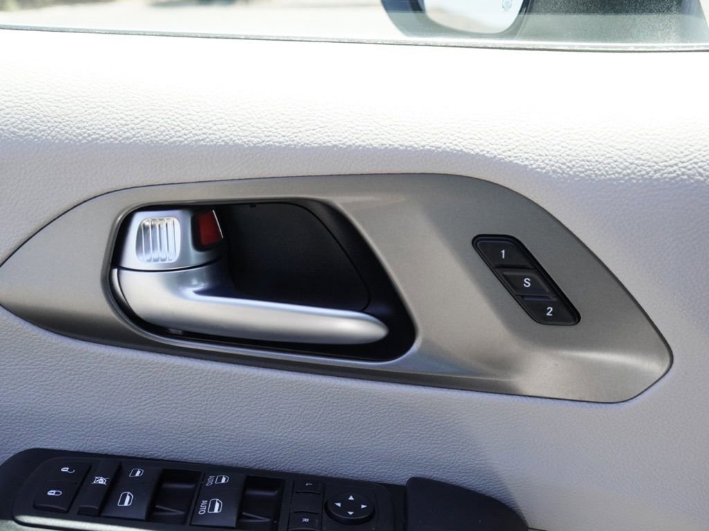 Certified 2023 Chrysler Pacifica Touring-L FWD image 11