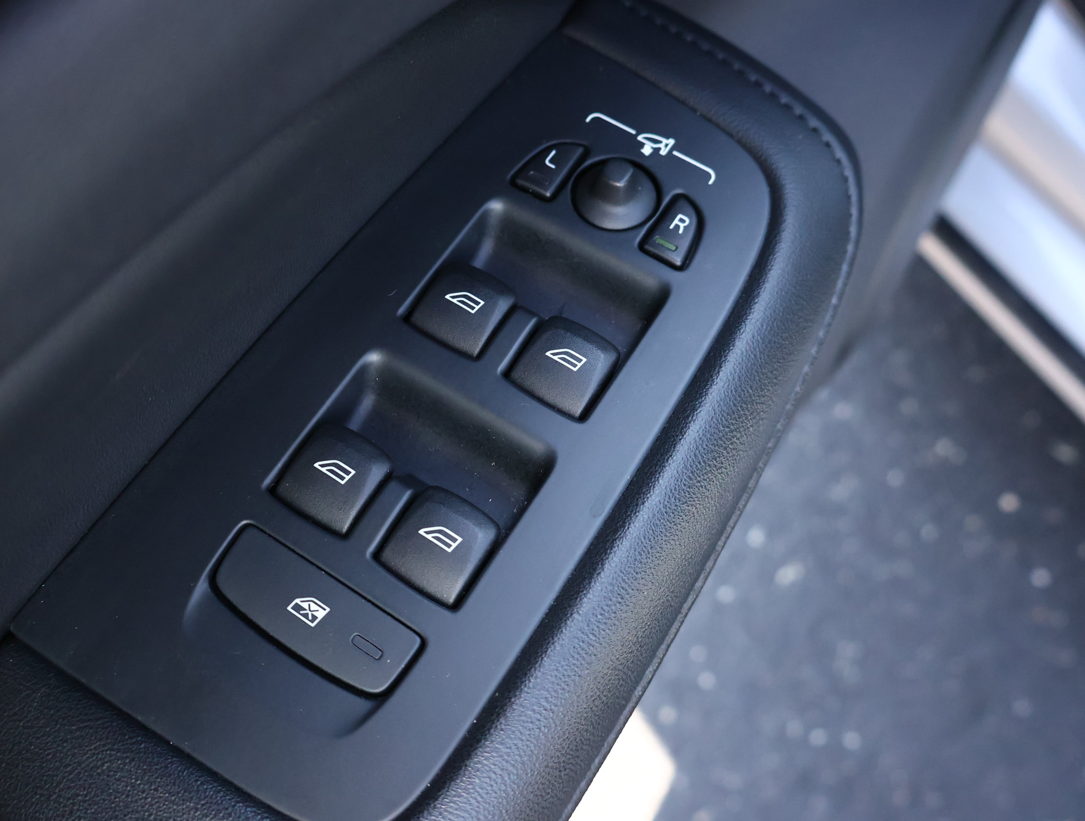 Used 2024 Volvo S60 B5 Core FWD image 8