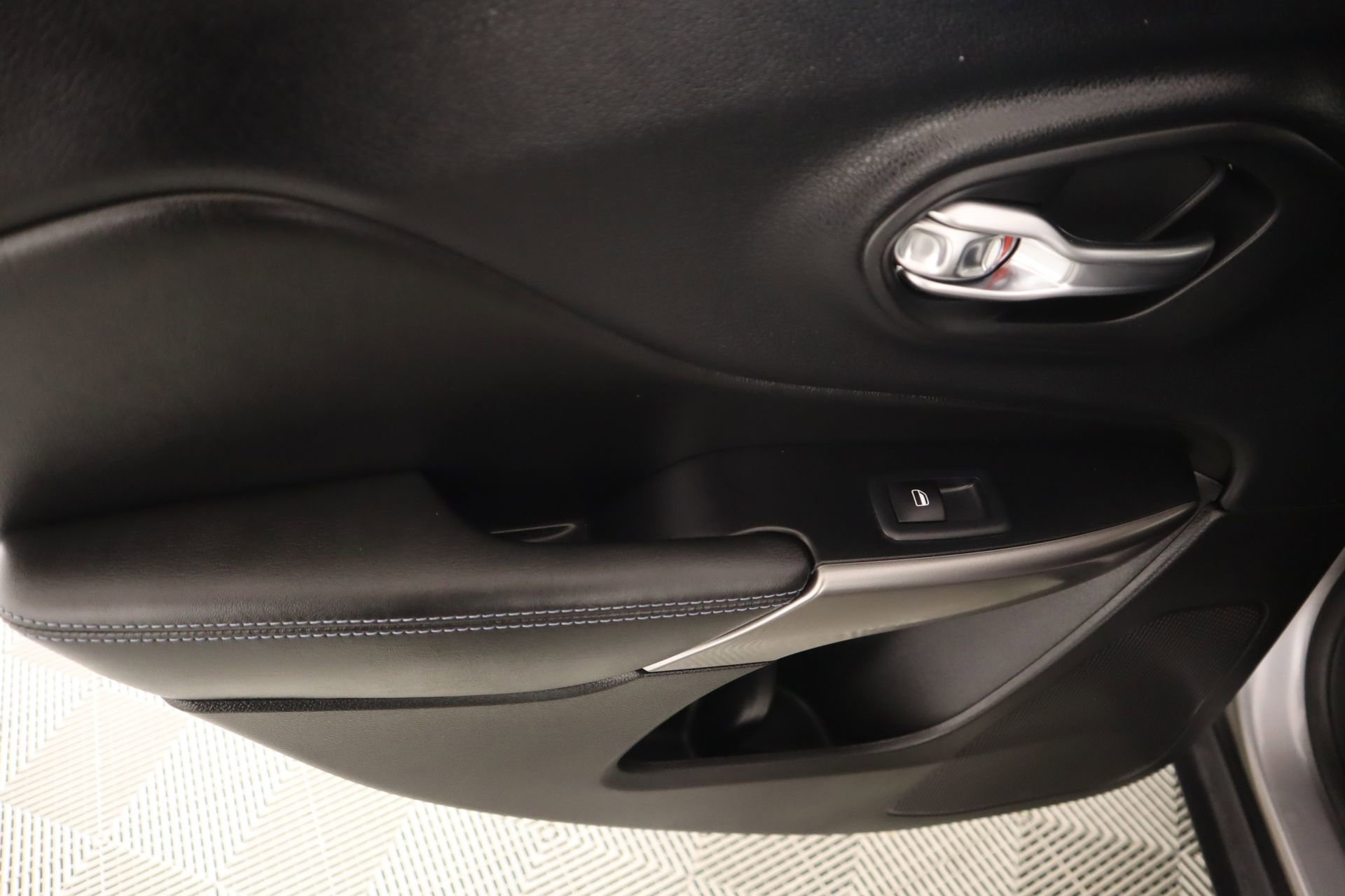 Used 2019 Jeep Cherokee Latitude Plus w/ Comfort/Convenience Group image 15