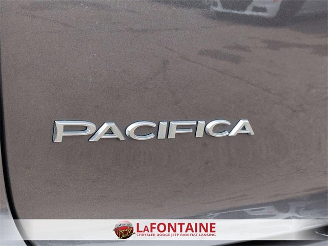 Used 2017 Chrysler Pacifica Touring-L w/ Tire & Wheel Group image 10