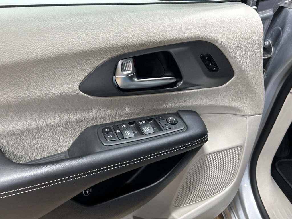 Certified 2023 Chrysler Pacifica Touring-L FWD image 29