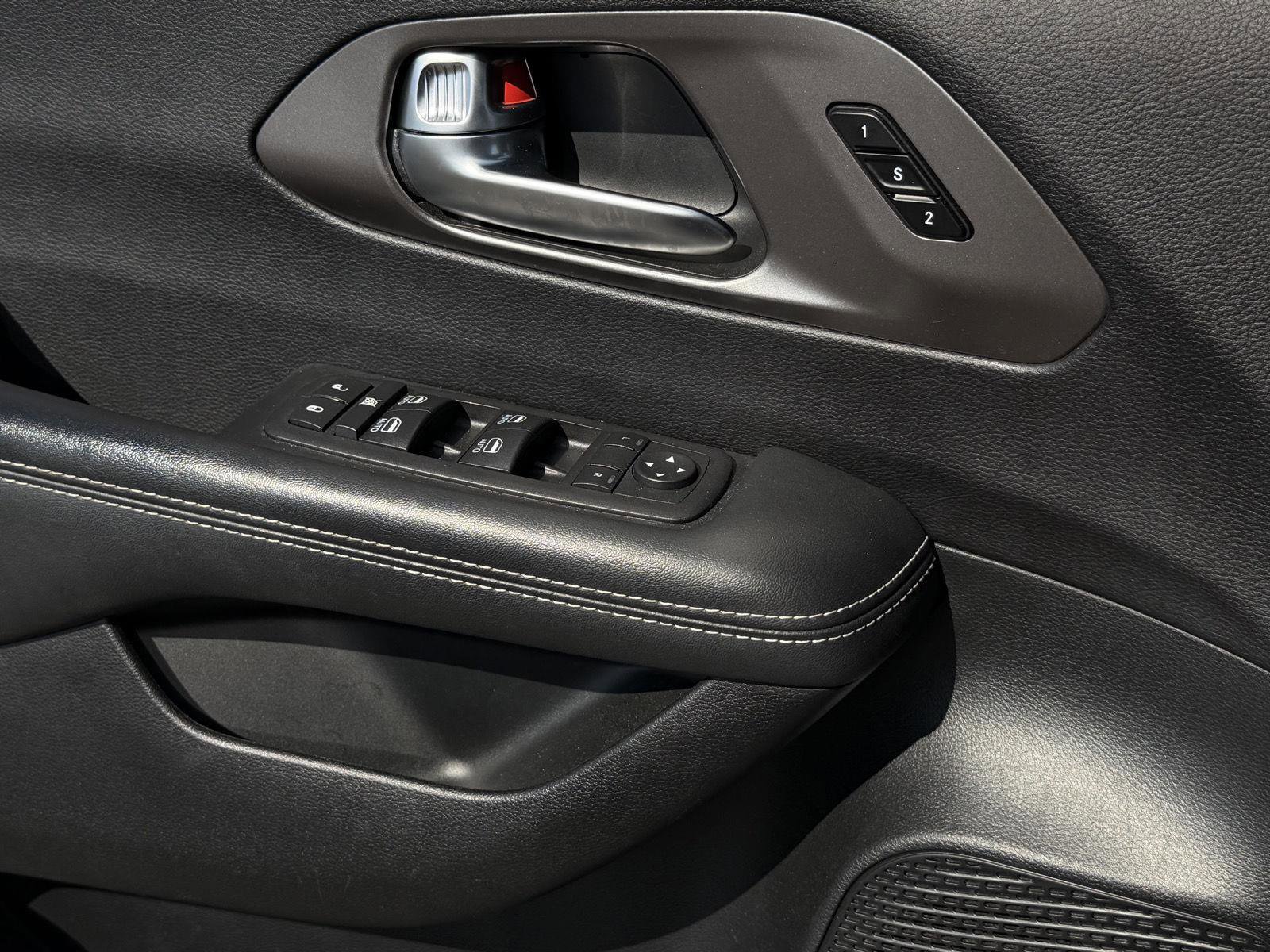 Used 2025 Chrysler Pacifica Select image 19