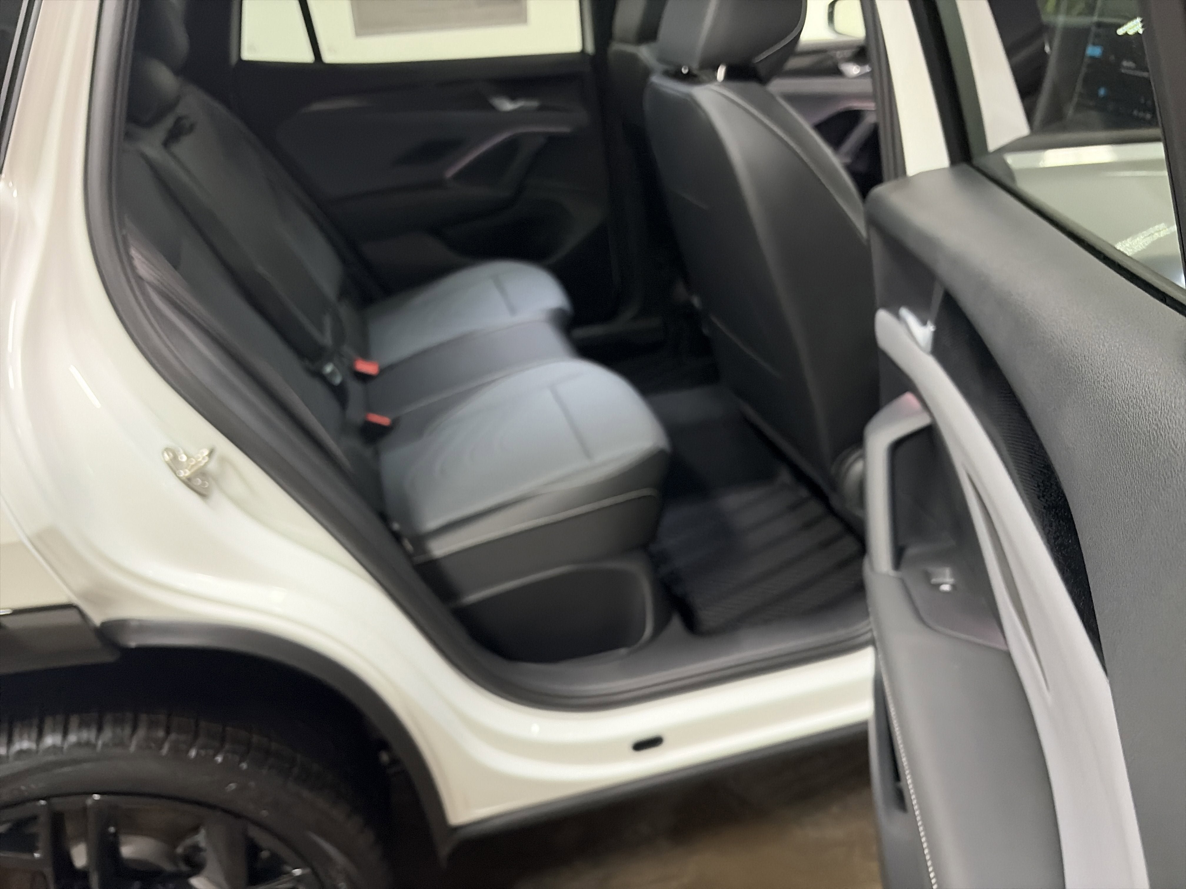 New 2026 Volkswagen Tiguan SE R-Line AWD/4WD image 31
