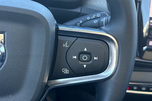 Certified 2025 Volvo XC40 B5 Core AWD/4WD image 28