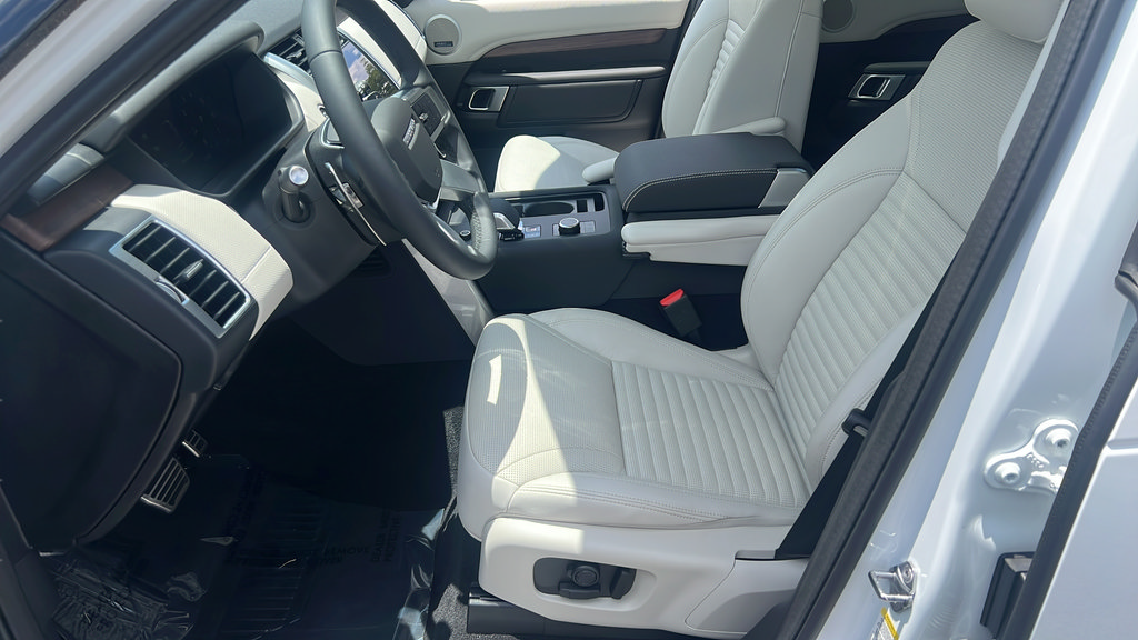 Used 2025 Land Rover Discovery Dynamic SE AWD/4WD image 5