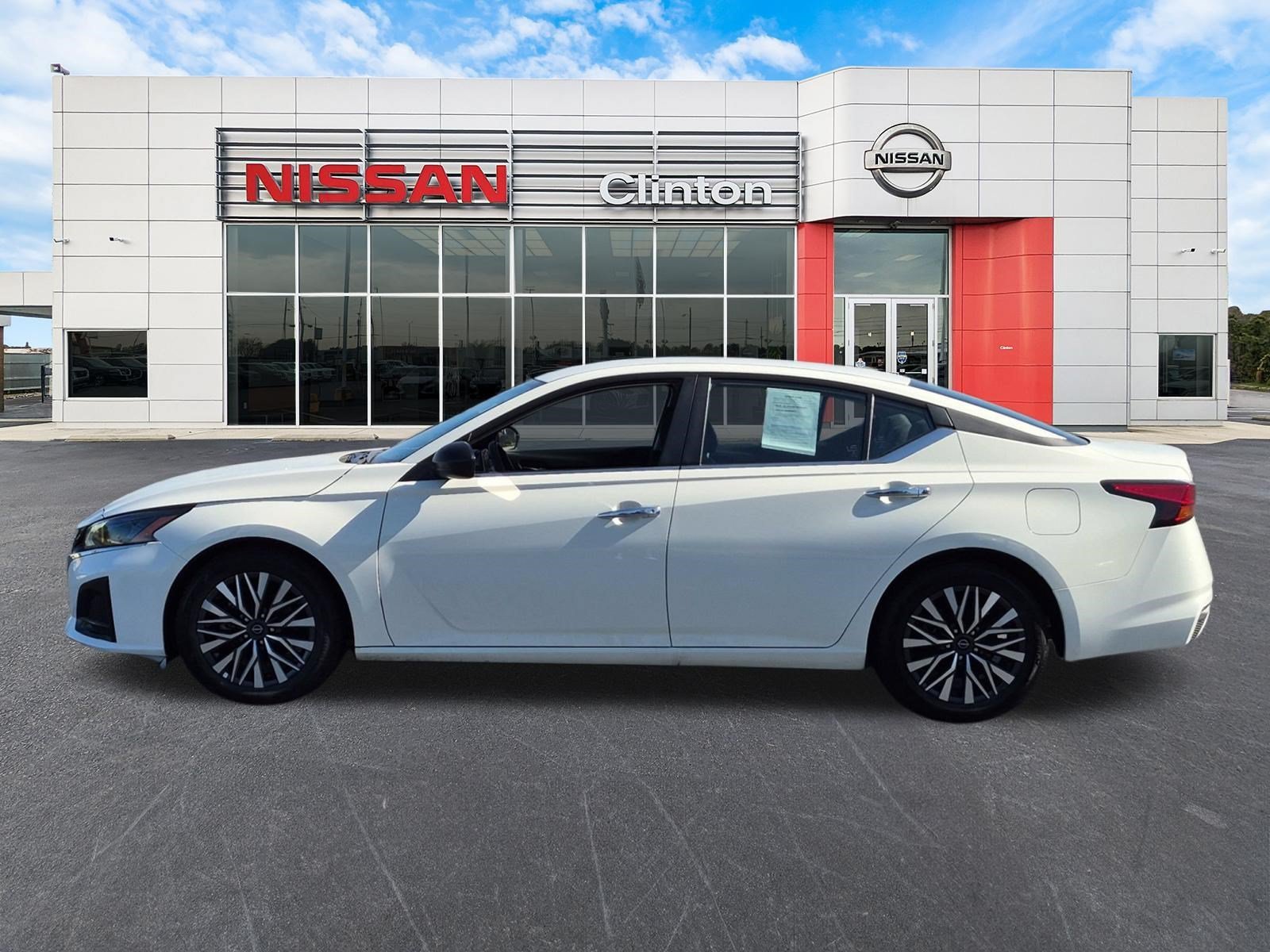 Used 2025 Nissan Altima 2.5 SV FWD image 6