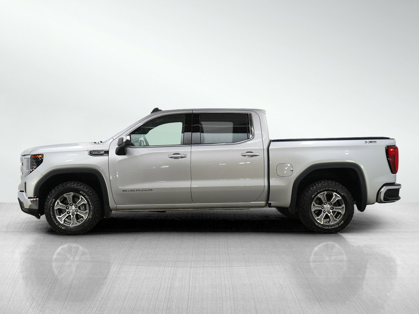 Used 2022 GMC Sierra 1500 SLE AWD/4WD image 2
