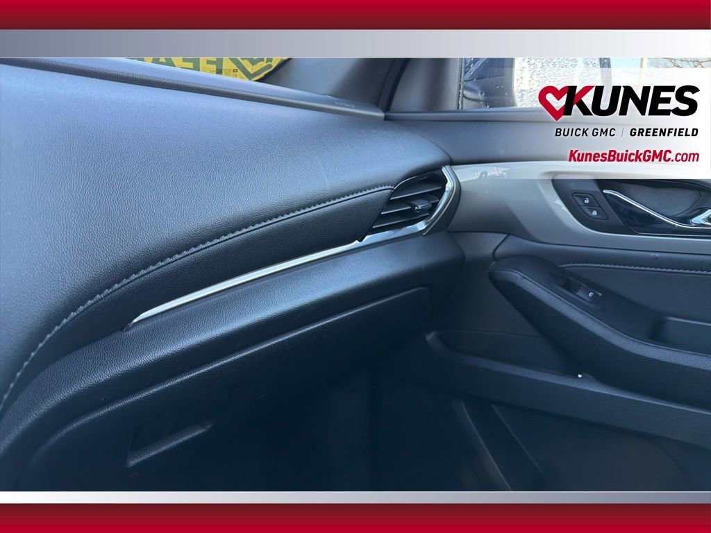 Used 2023 Chevrolet Traverse LT image 12