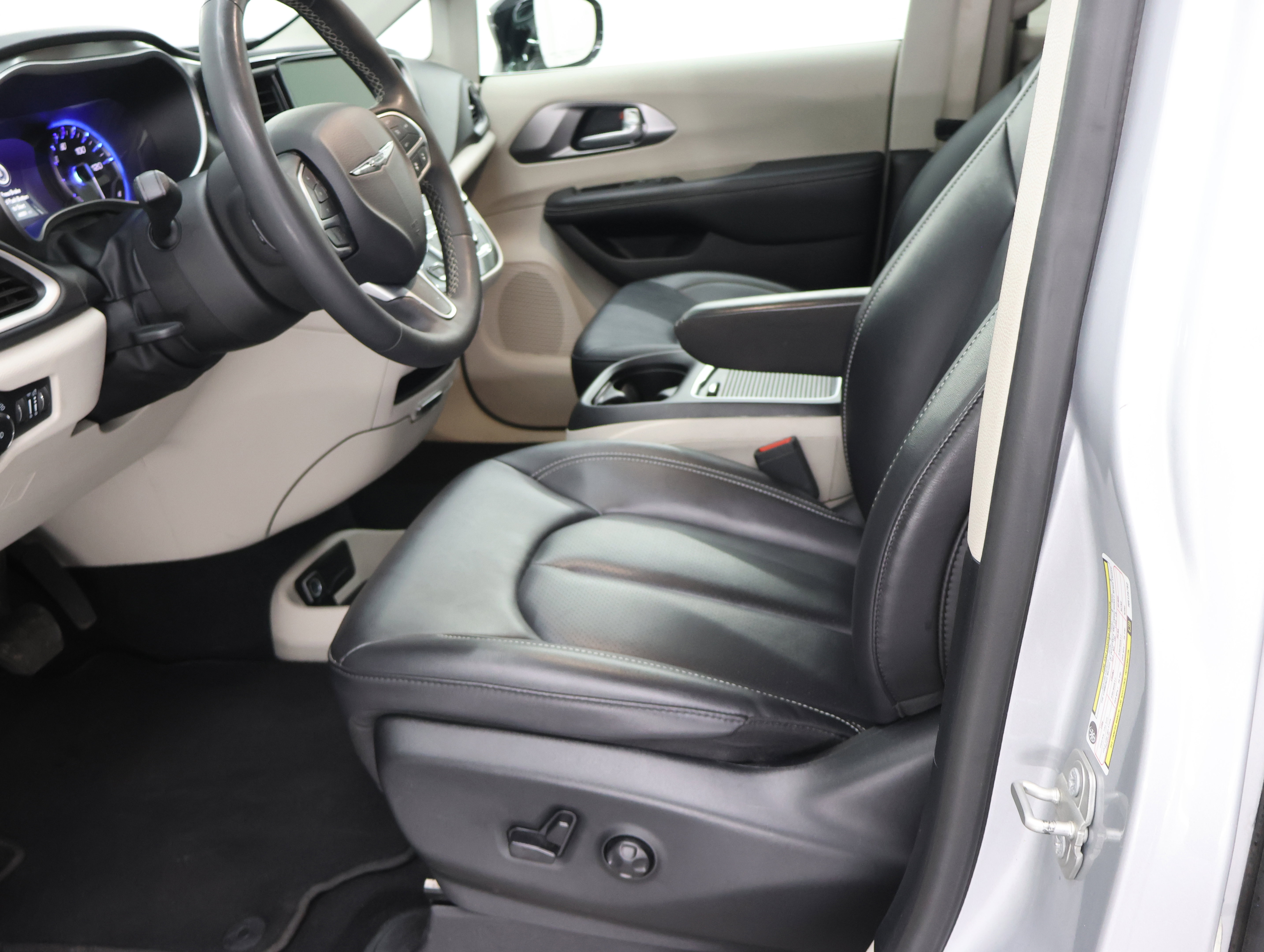 Used 2024 Chrysler Pacifica Touring-L FWD image 8