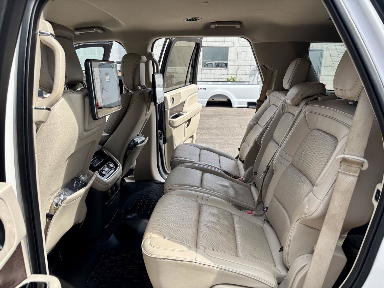 Used 2018 Lincoln Navigator Select AWD/4WD image 22