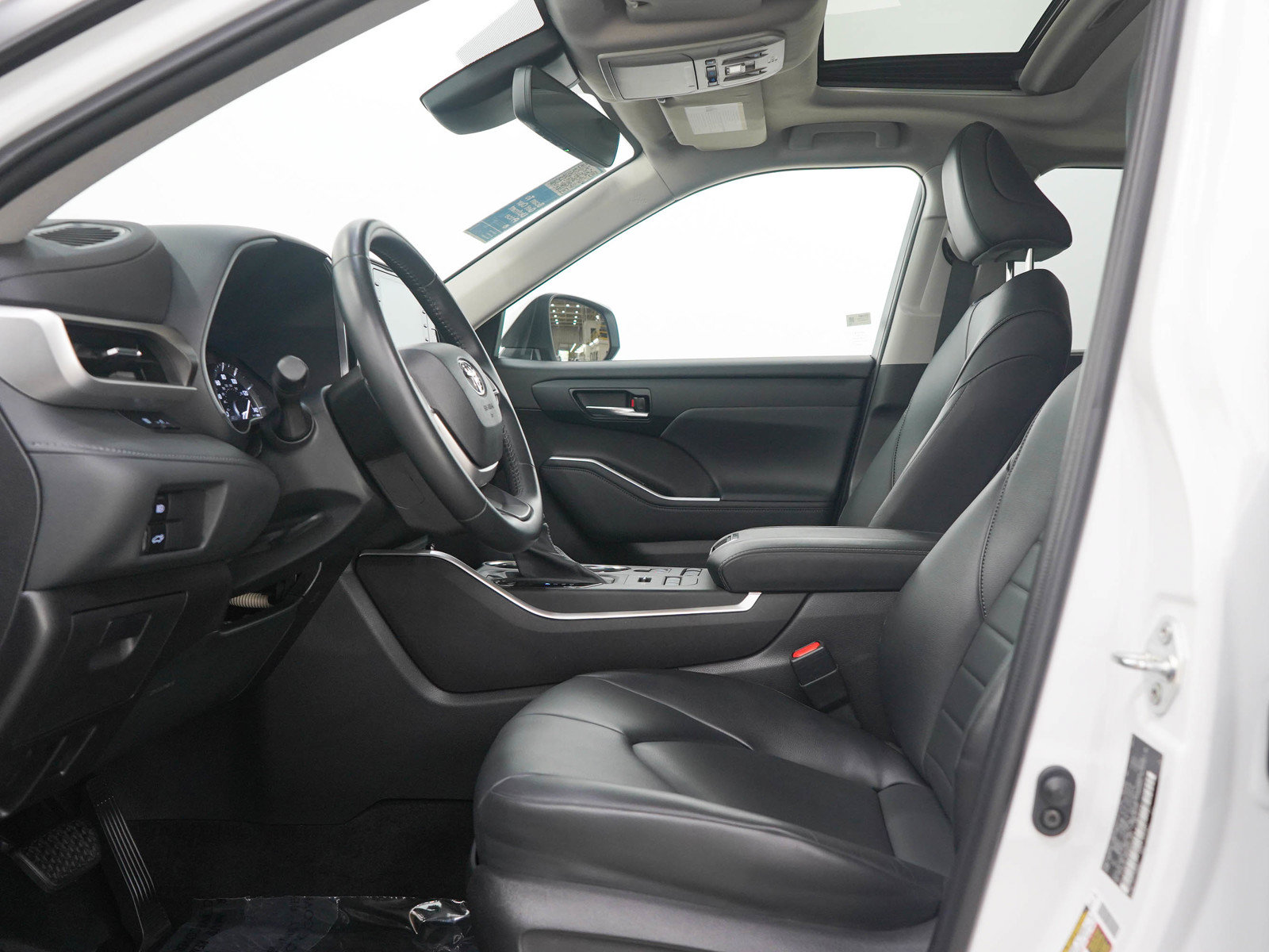 Used 2022 Toyota Highlander XLE AWD/4WD image 23