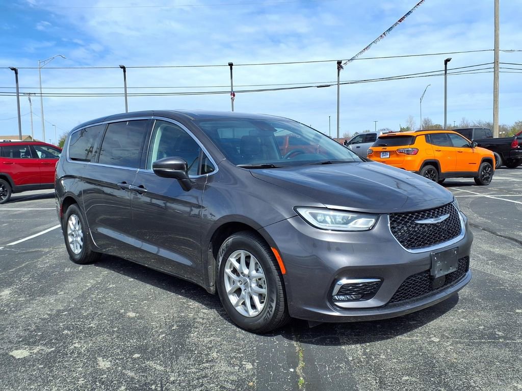 Used 2023 Chrysler Pacifica Touring-L FWD image 1