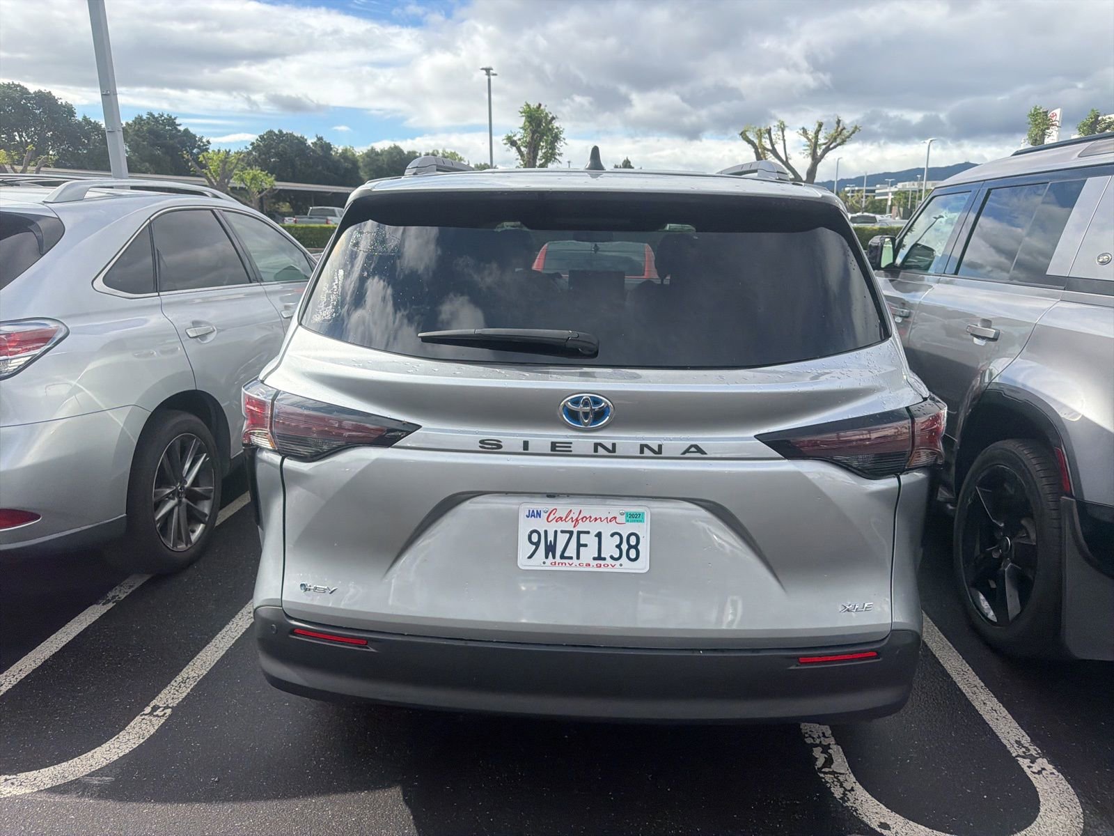Used 2025 Toyota Sienna XLE image 5