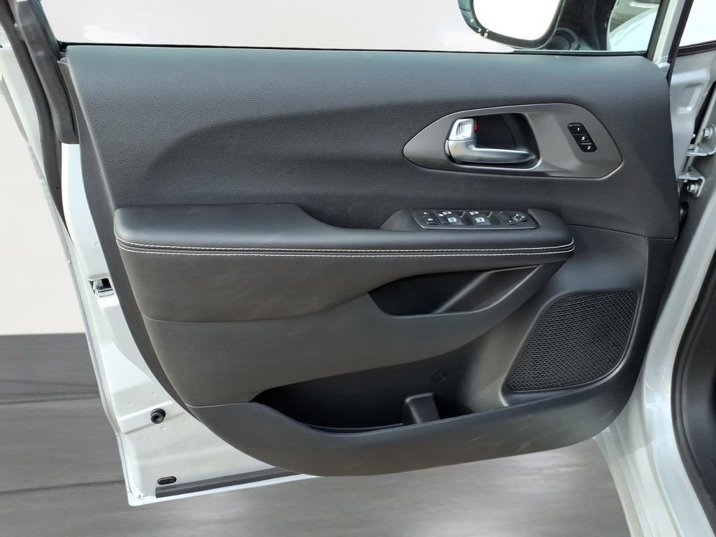 New 2026 Chrysler Pacifica Select FWD image 16