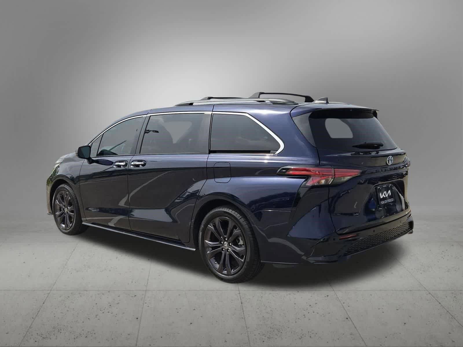 Used 2022 Toyota Sienna XSE FWD image 4