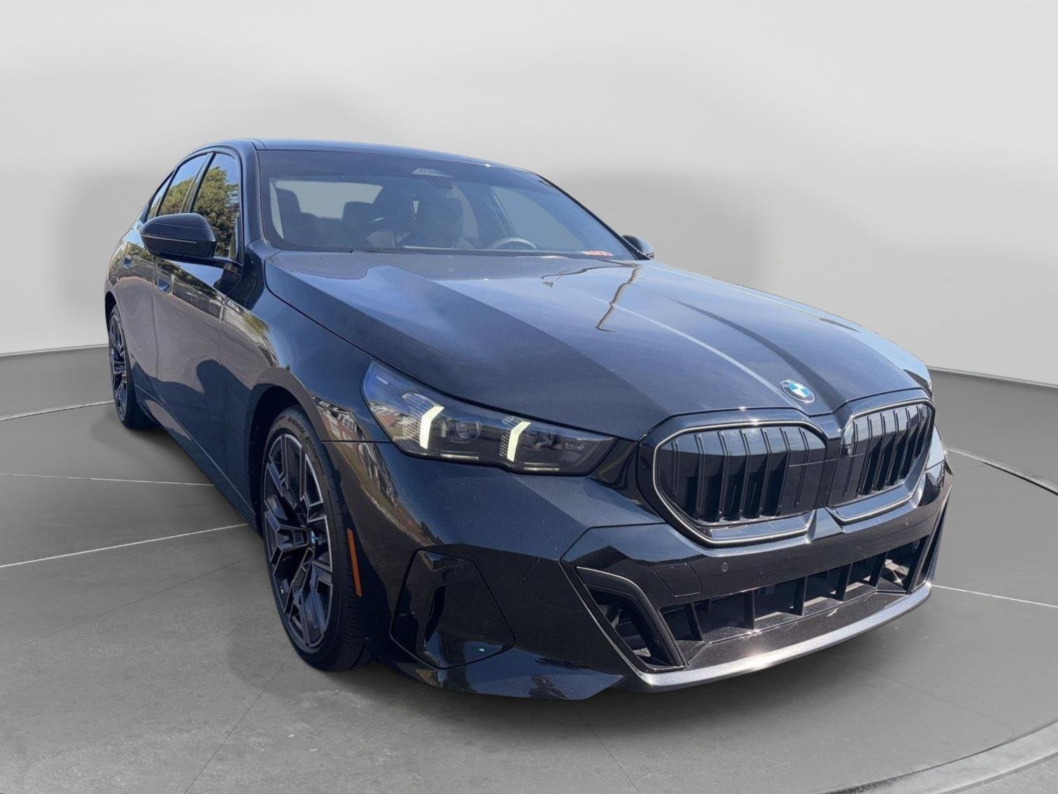 Used 2025 BMW 530i w/ M Sport Package RWD image 4