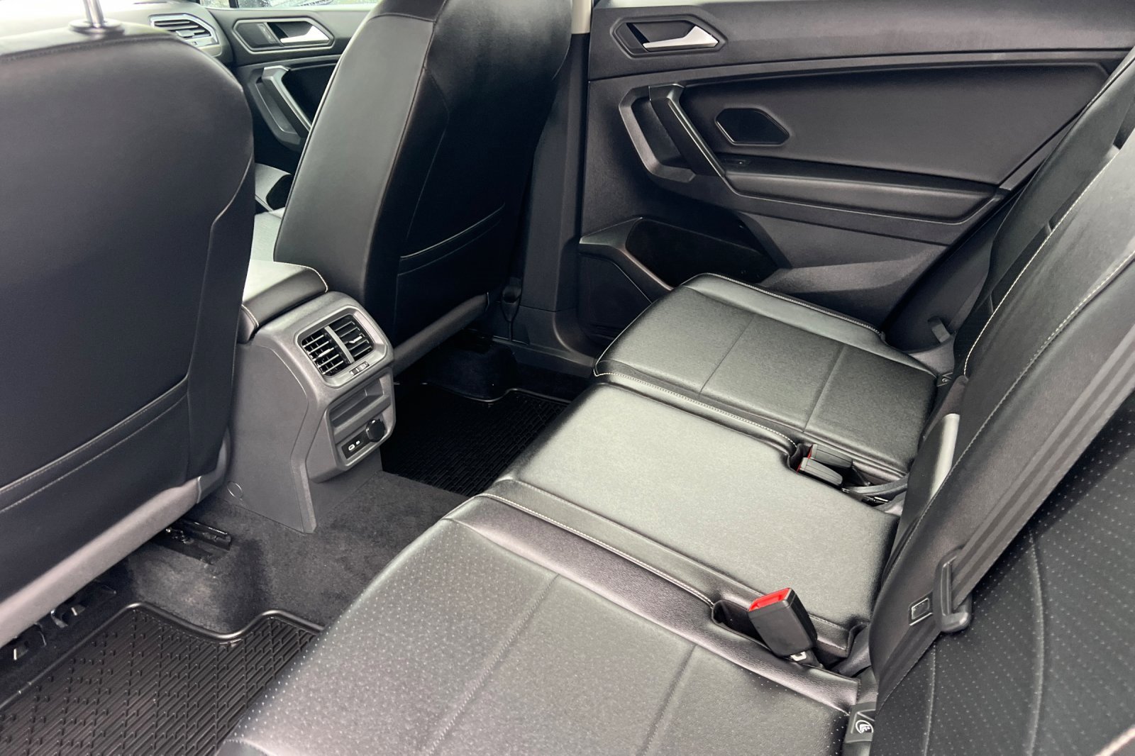 Used 2021 Volkswagen Tiguan SE image 9