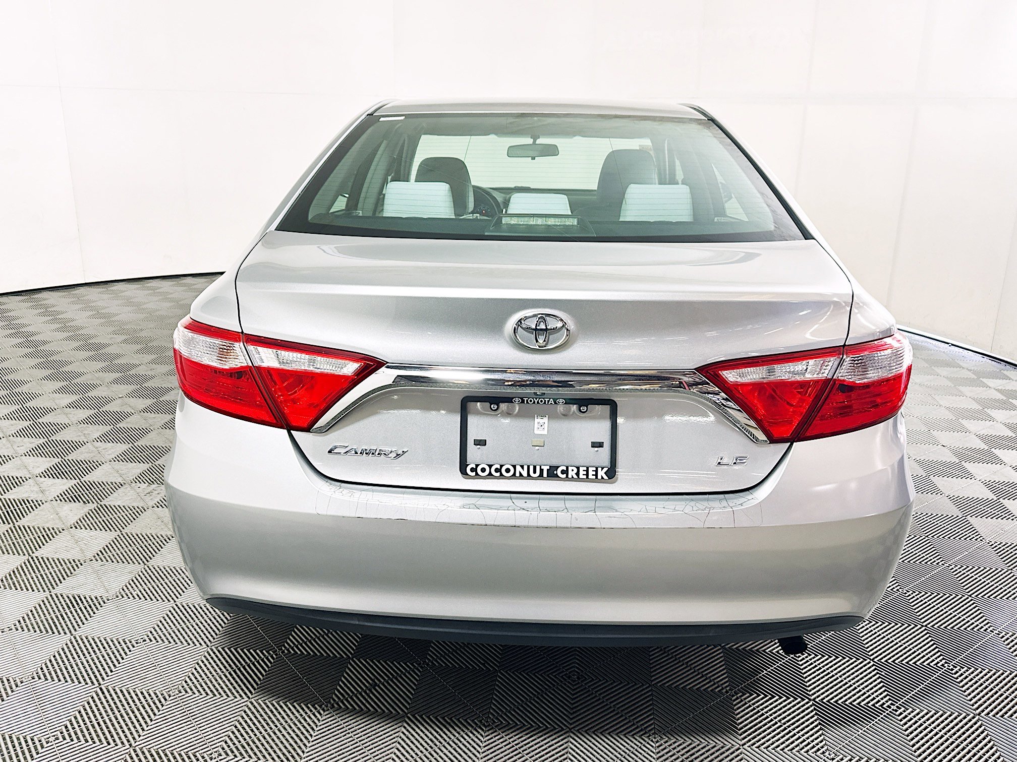 Used 2017 Toyota Camry LE image 4