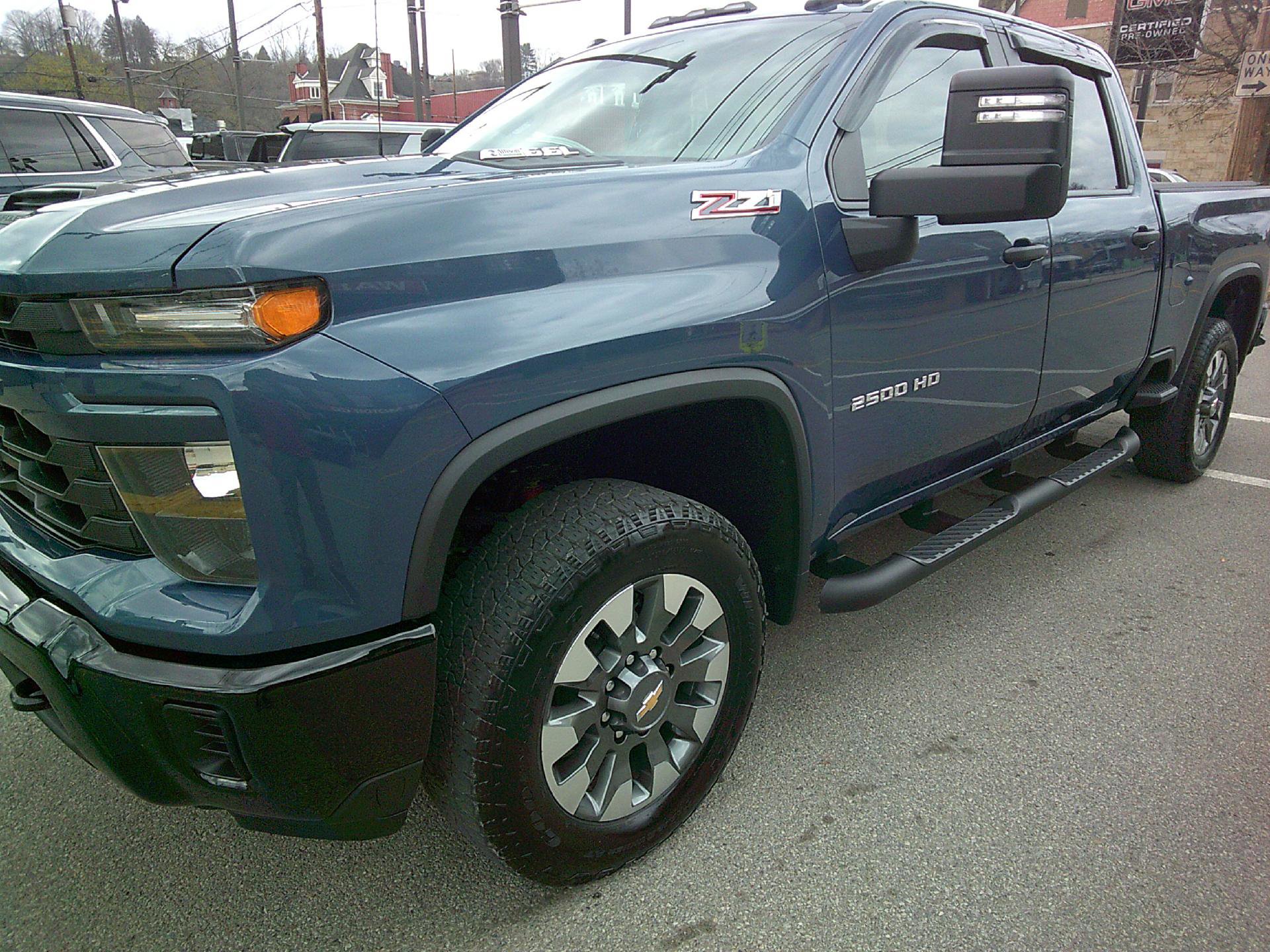 Used 2024 Chevrolet Silverado 2500 Custom w/ Custom Value Package image 3