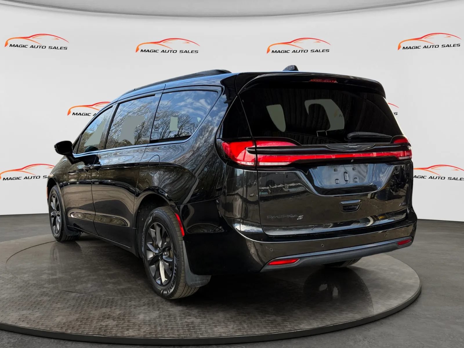 Used 2021 Chrysler Pacifica Touring w/ Cold Weather Group AWD/4WD image 8