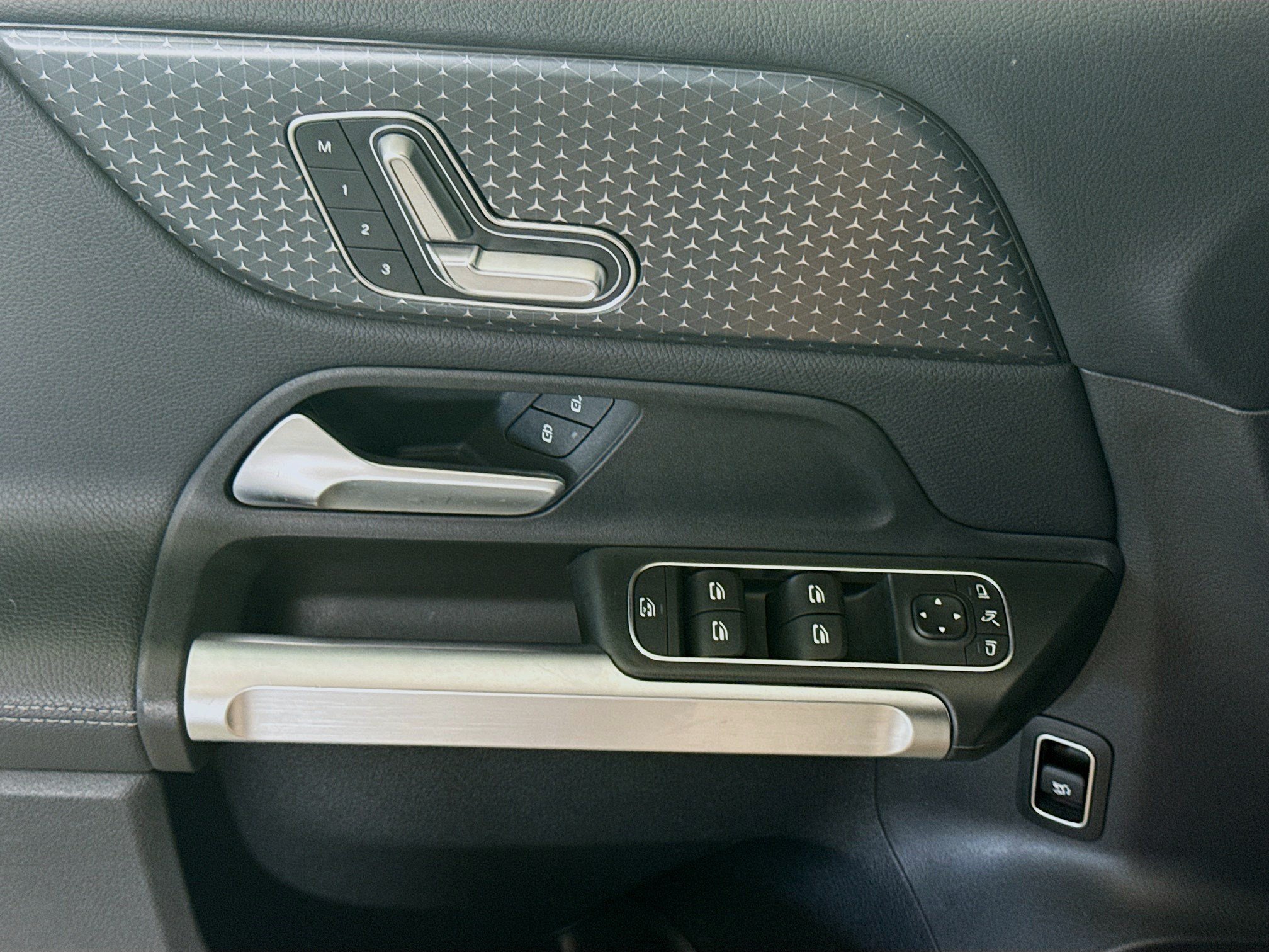 Used 2025 Mercedes-Benz GLB 250 image 24