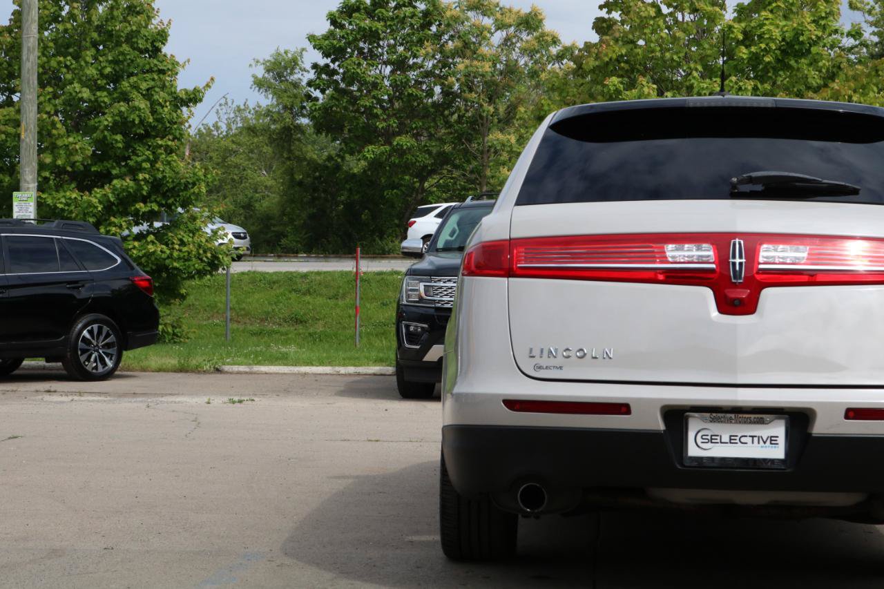 Used 2019 Lincoln MKT AWD image 11