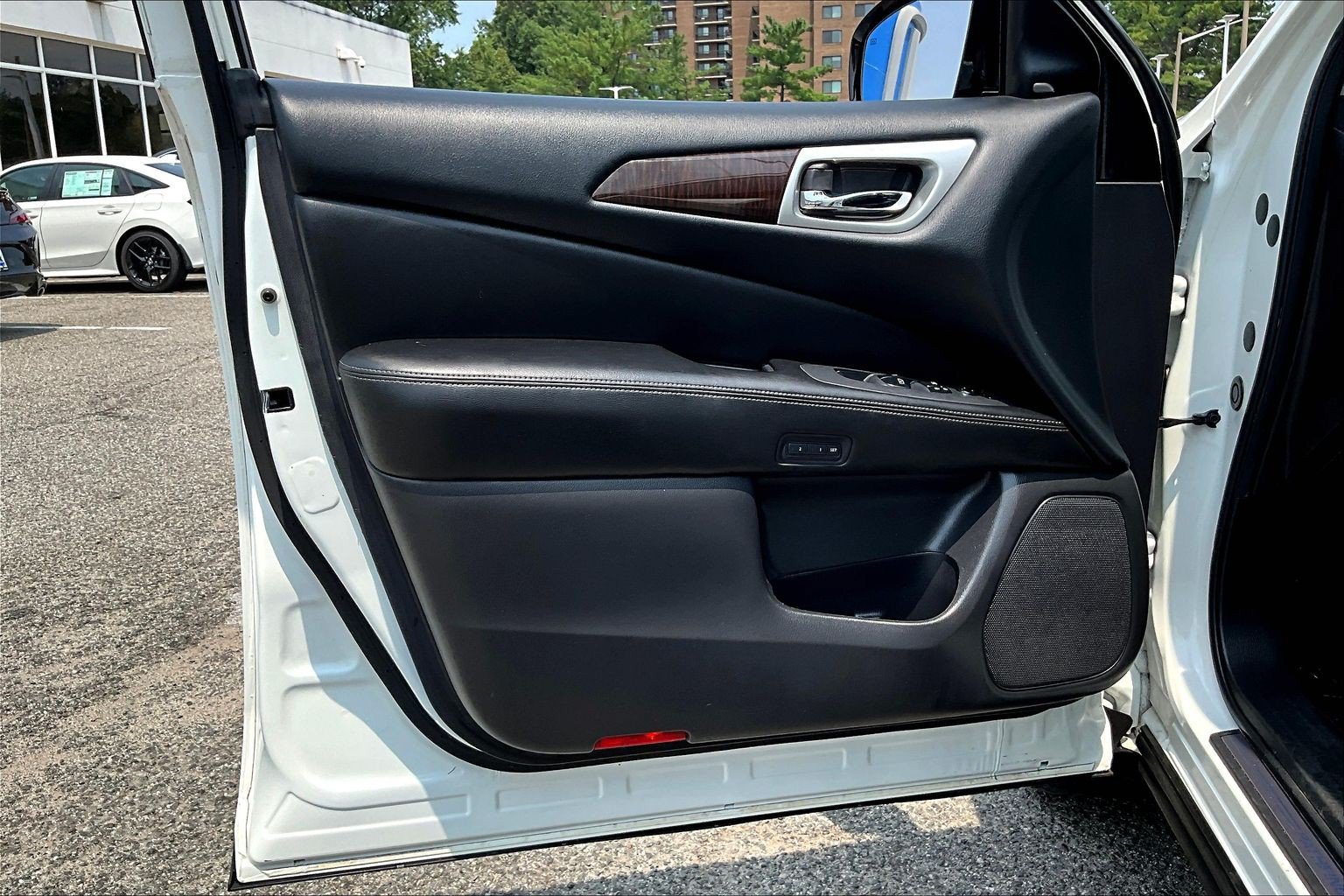 Used 2015 Nissan Pathfinder Platinum w/ Cargo Package FWD image 18