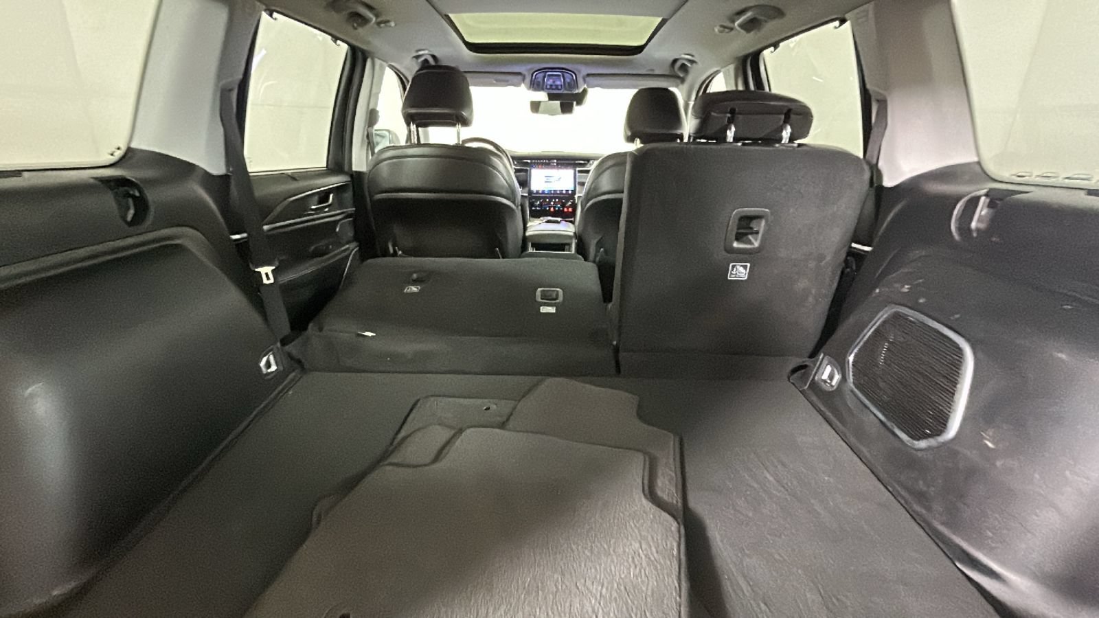 Used 2023 Jeep Grand Cherokee 4WD 4xe w/ Luxury Tech Group II image 33